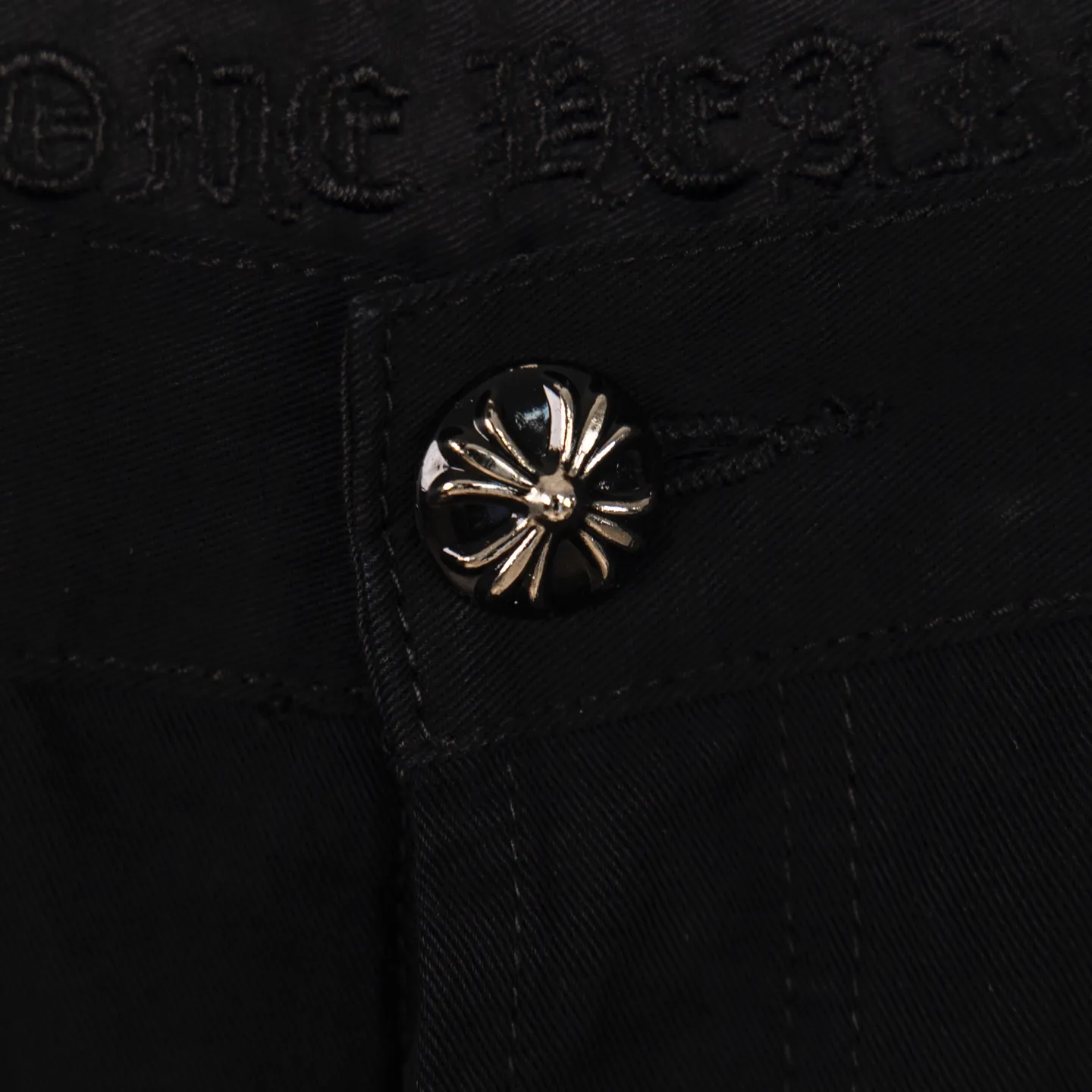P260 Chrome Hearts丨Chrome Hearts Black and Brown Camouflage Cross Patched Leather Jeans - Full of exploring the ultimate in fashion, Chrome Hearts' new Chrome Hearts pants cleverly integrate camouflage crosses, camouflage crosses and other elements to break traditional boundaries. Mattyboy's clever fusion of overalls and khaki jeans, the same style, brings endless matching inspiration to fashionistas! Whether it is daily wear or a trendy try, these pants can bring you an excellent fashion experience. Style number: 1753# Color: casual black Size: 28 30 32 34